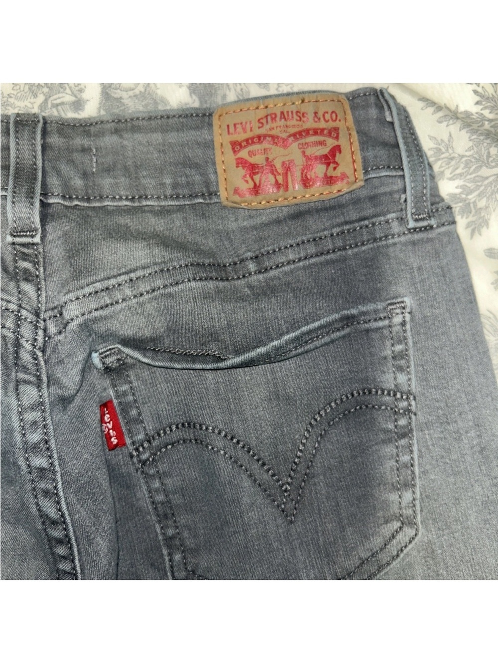 Levi's Women's Light Gray Skinny Jeans with Red Tab
